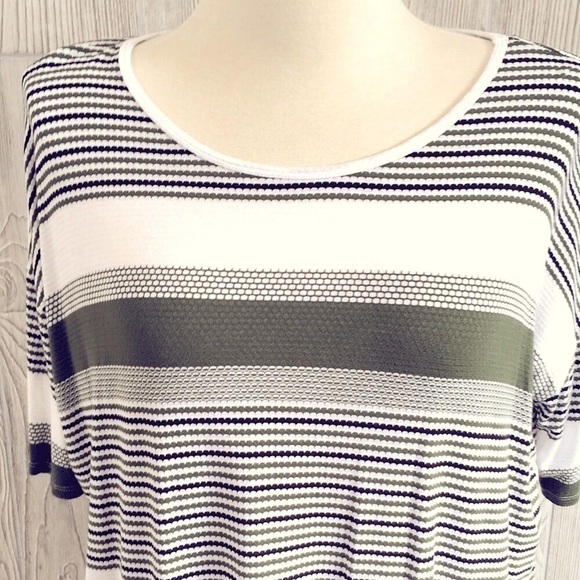 𝅺LULAROE Green White Striped Size Small Top - Picture 3 of 7